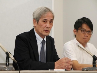 控訴審判決後、被告の男に対し「事件にも司法にも向き合っていない」と話す堤敏さん（左）＝20日午前、大阪市北区西天満２