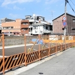 ２０２１年１１月に尼崎市と警察の警告を受けて一斉閉店した非合法風俗街の旧「かんなみ新地」跡地＝４日午後、同市神田南通３