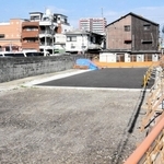 ２０２１年１１月に尼崎市と警察の警告を受けて一斉閉店した非合法風俗街の旧「かんなみ新地」跡地＝４日午後、同市神田南通３