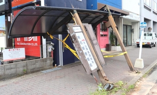 倒れかかった「明石郵便局前」のバス停の看板や上屋＝兵庫県明石市樽屋町