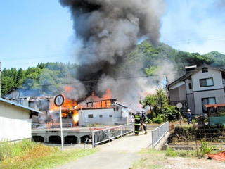 炎と煙が上がった火災現場＝豊岡市日高町観音寺（読者提供）