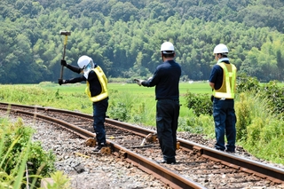 レールにゆがみが出た付近を調べる北条鉄道の関係者＝１日午後０時半、小野市粟生町