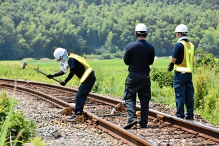 レールにゆがみが出た付近を調べる北条鉄道の関係者＝１日午後０時半、小野市粟生町