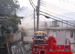 白煙に包まれる住宅街＝１５日午後５時１７分、西宮市生瀬高台
