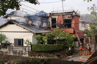火災で激しく燃えた民家＝１５日午後６時、西宮市生瀬高台
