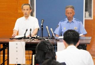 捜査本部を設置し、事件の概要を説明する大上健二捜査１課長（左）と金月照幸葺合署長＝２１日未明、神戸市中央区吾妻通５、兵庫県警葺合署