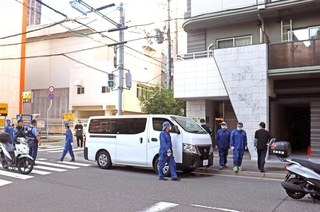 女性が殺害されたマンション周辺を調べる捜査員ら＝２１日午前７時２４分、神戸市中央区磯辺通２