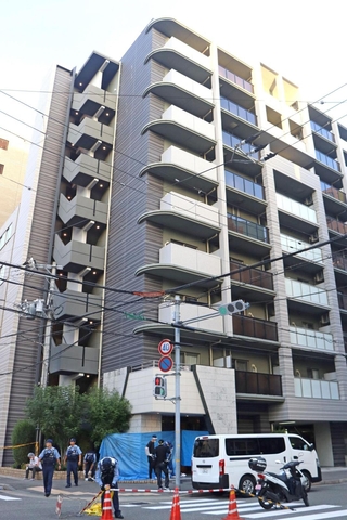 女性が刺殺されたマンション。兵庫県警による捜査が続いていた＝21日午前７時２１分、神戸市中央区磯辺通２
