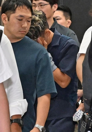 葺合署に移送される谷本将志容疑者（中央）＝２２日午後１１時３４分、神戸市中央区、ＪＲ新神戸駅