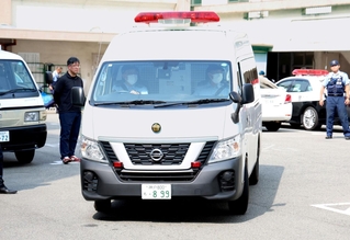 谷本将志容疑者を乗せた警察車両＝２４日午前９時２５分、神戸市中央区吾妻通５、葺合署
