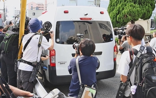 谷本将志容疑者を乗せ、兵庫県警葺合著を出る警察車両＝２４日午前９時２６分、神戸市中央区吾妻通５