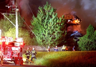 炎を上げて燃える民家＝２９日午後１１時１８分、姫路市飾東町小原新