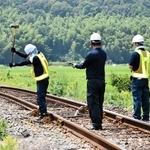 レールにゆがみが出た付近を調べる北条鉄道の関係者＝１日午後０時半、小野市粟生町