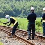 レールにゆがみが出た付近を調べる北条鉄道の関係者＝１日午後０時半、小野市粟生町