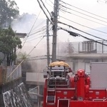 白煙に包まれる住宅街＝１５日午後５時１７分、西宮市生瀬高台