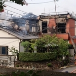 火災で激しく燃えた民家＝１５日午後６時、西宮市生瀬高台