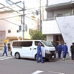女性が殺害されたマンション周辺を調べる捜査員ら＝２１日午前７時２４分、神戸市中央区磯辺通２