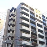 女性が刺殺されたマンション。兵庫県警による捜査が続いていた＝21日午前７時２１分、神戸市中央区磯辺通２