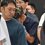 葺合署に移送される谷本将志容疑者（中央）＝２２日午後１１時３４分、神戸市中央区、ＪＲ新神戸駅