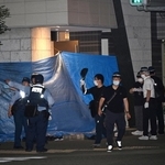 女性が死亡していたマンション＝２０日夜、神戸市中央区磯辺通２