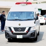 谷本将志容疑者を乗せた警察車両＝２４日午前９時２５分、神戸市中央区吾妻通５、葺合署