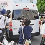 谷本将志容疑者を乗せ、兵庫県警葺合著を出る警察車両＝２４日午前９時２６分、神戸市中央区吾妻通５