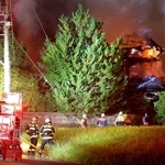 炎を上げて燃える民家＝２９日午後１１時１８分、姫路市飾東町小原新