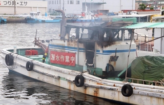 火災で一部が焼け落ちた船＝神戸市灘区灘浜町