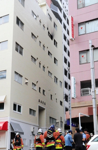 ビルの一室から黒煙が上がり騒然とする現場＝１４日午後３時１３分、神戸市中央区下山手通３