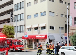 ビルの一室から黒煙が上がり騒然とする現場＝１４日午後３時１７分、神戸市中央区下山手通３