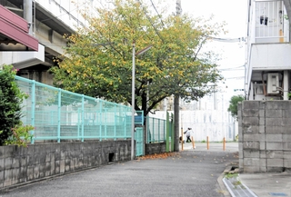 今年６月に２３歳の男性が激しく暴行を受け、連れ去られたとされる現場付近＝２４日午後３時４９分、尼崎市大物町１