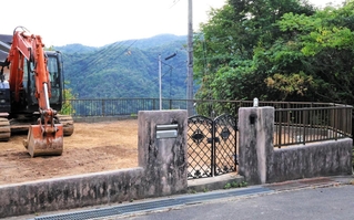 男性が監禁されたとされる家屋があった現場＝２４日午後４時３５分、大阪府能勢町宿野