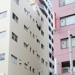 ビルの一室から黒煙が上がり騒然とする現場＝１４日午後３時１３分、神戸市中央区下山手通３