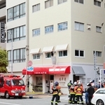 ビルの一室から黒煙が上がり騒然とする現場＝１４日午後３時１７分、神戸市中央区下山手通３