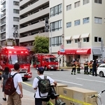 ビルの一室から黒煙が上がり騒然とする現場＝１４日午後３時１７分、神戸市中央区下山手通３