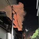 火の粉が上がった民家火災の現場＝６日午後１０時４４分、神戸市垂水区五色山２