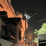 火の粉を上げて燃える民家＝６日午後１０時４４分、神戸市垂水区五色山２