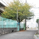 今年６月に２３歳の男性が激しく暴行を受け、連れ去られたとされる現場付近＝２４日午後３時４９分、尼崎市大物町１