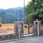 男性が監禁されたとされる家屋があった現場＝２４日午後４時３５分、大阪府能勢町宿野