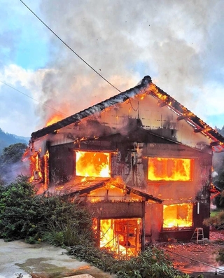 炎に包まれる民家＝６日午前、新温泉町内山（読者提供）