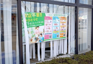 軽乗用車が突っ込み、激しく割れた窓ガラス＝１５日午前、加古川市神野町西条