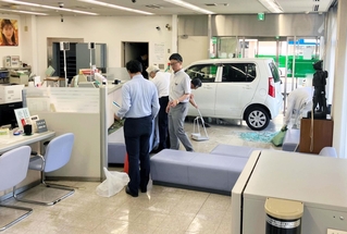 営業中の金融機関の店内まで突っ込んだ軽乗用車＝１５日午後、加古川市神野町西条