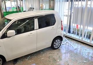 ガラスを突き破り、金融機関の店内まで突っ込んだ軽乗用車＝１５日午後、加古川市神野町西条