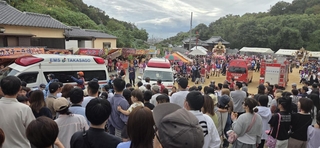 事故が起き、騒然とする「竹割り」の会場＝１９日午後２時２５分、高砂市阿弥陀町生石