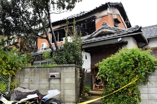 ２人の遺体が見つかる火災が起きた民家＝31日午前10時17分、たつの市揖保川町野田