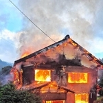 炎に包まれる民家＝６日午前、新温泉町内山（読者提供）