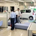 営業中の金融機関の店内まで突っ込んだ軽乗用車＝１５日午後、加古川市神野町西条