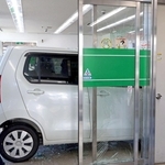 ガラスを突き破り、金融機関の店内まで突っ込んだ軽乗用車＝１５日午後、加古川市神野町西条