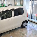 ガラスを突き破り、金融機関の店内まで突っ込んだ軽乗用車＝１５日午後、加古川市神野町西条