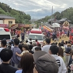 事故が起き、騒然とする「竹割り」の会場＝１９日午後２時２５分、高砂市阿弥陀町生石